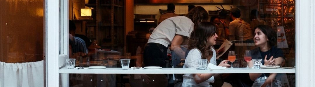 Çukurcuma’daki Ostre restoranın akşam saatlerinde dışarıdan görünümü. Fotoğraf: Ronalert