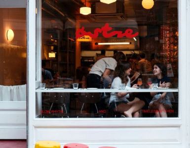 Çukurcuma’daki Ostre restoranın akşam saatlerinde dışarıdan görünümü. Fotoğraf: Ronalert
